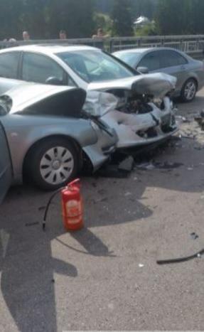 Maşini ciocnite pe DN 1, la Predeal