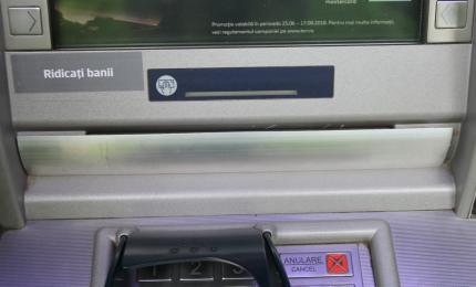 Atenţie, a apărut o nouă metodă de jaf din bancomate! Doi tineri au montat o ”gură” falsă de eliberare a banilor