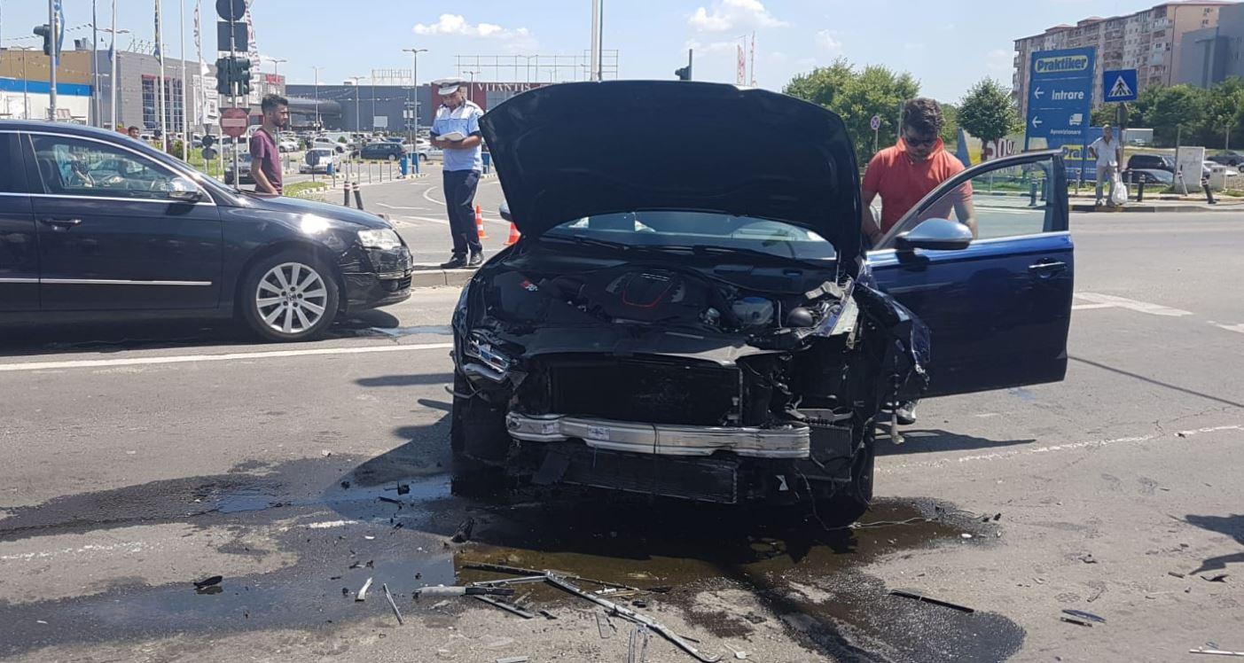 Accident cu 5 maşini în Capitală, lângă Târgul Vitan. Sunt două victime, circulaţia este blocată