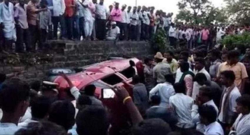 Maşina atacată mulţime furioasă India Mulţimea furioasă a atacat maşina bărbatului, după zvonurile pe WhatsApp că ar răpi copii din India