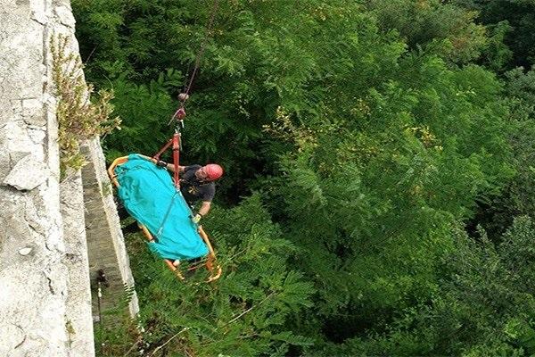 O româncă a murit în Italia, după ce a căzut într-o prăpastie. Soţul ei a dat alarma, nu e exclusă sinuciderea