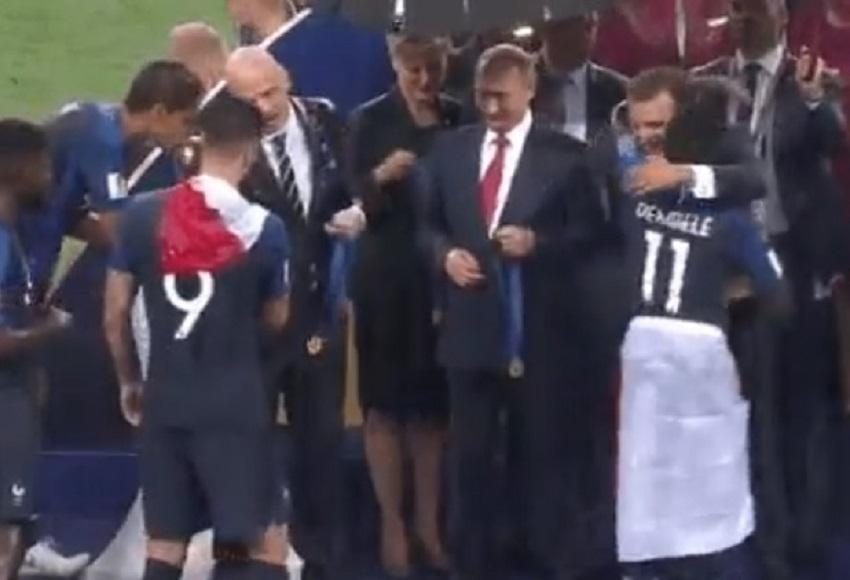 Vladimir Putin, umilit de un jucător francez la ceremonia de decernare a medaliilor, după finala Cupei Mondiale