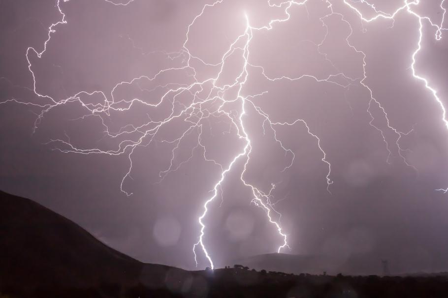 Prognoza meteo. Alertă meteo cu efect imediat Frecvente descărcări electrice, grindină, intensificări ale vântului ce pot lua aspect de vijelie