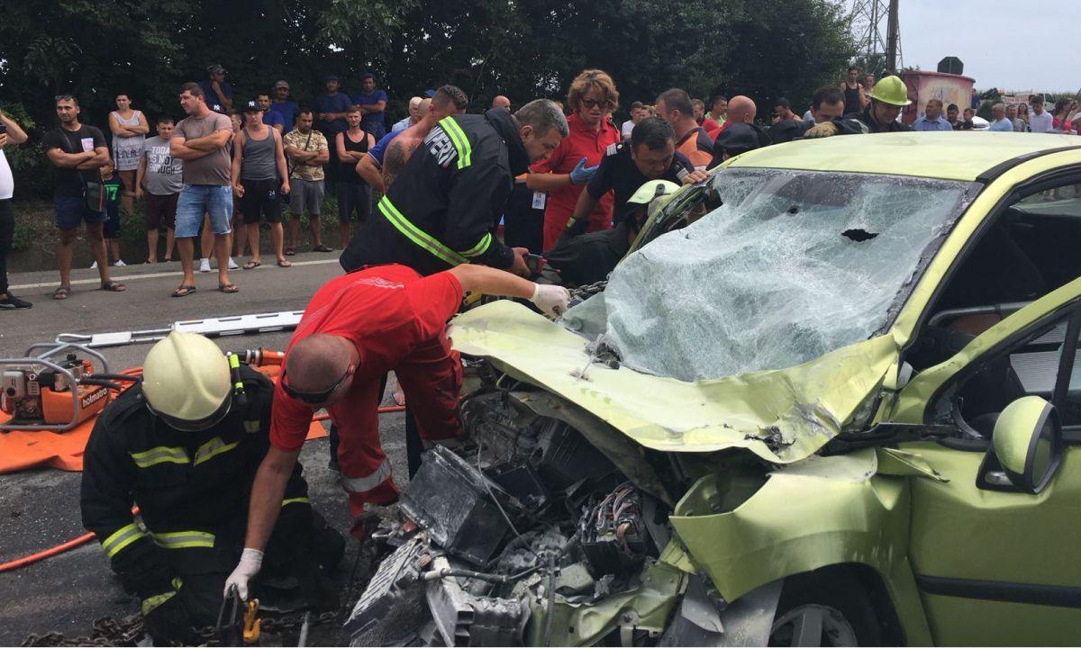Un tanar a ramas incarcerat in masina in urma unui accident la Costinesti