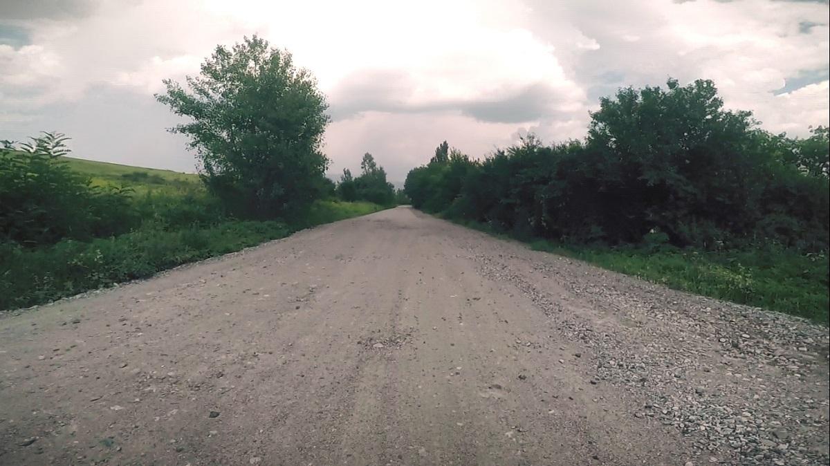 Maşină merge pe Drumul Judeţean 571