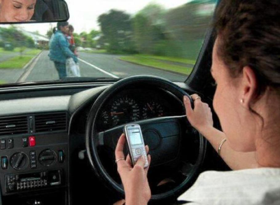 Soferi telefon volan Şoferii care filmează în timp ce conduc riscă amenzi şi suspendarea permisului