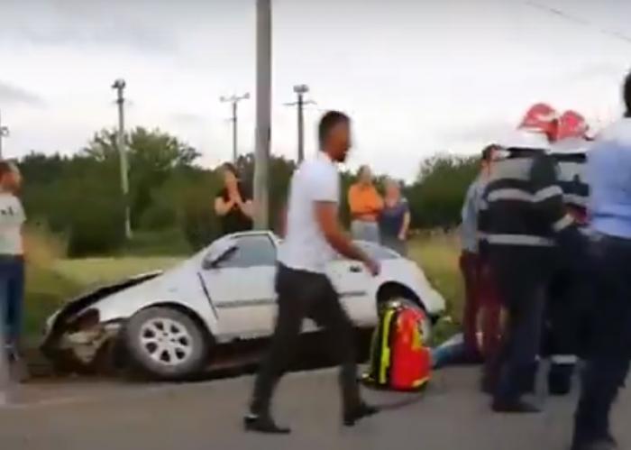 Şoferul de 19 ani care a provocat accidentul mortal din Vrancea era live pe facebook. Doi adolescenţi de 14 şi 18 ani au murit pe loc
