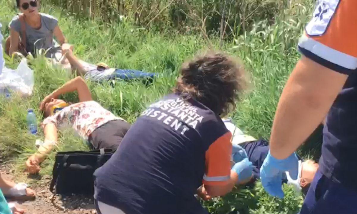 Oameni întinși pe câmp după un accident la Movilita in Constanta