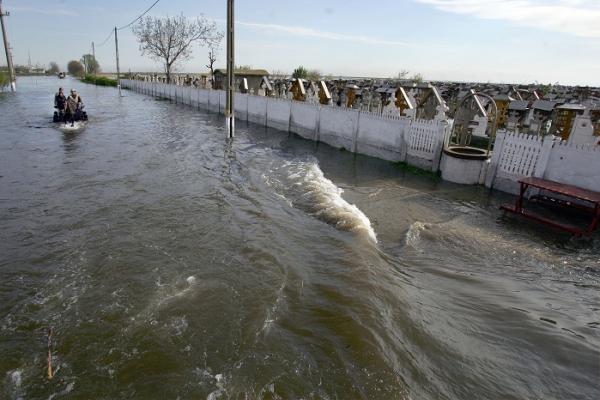 Alertă imediată de inundaţii. Cod galben până la miezul nopţii în două judeţe lovite deja de ape, săptămâna trecută