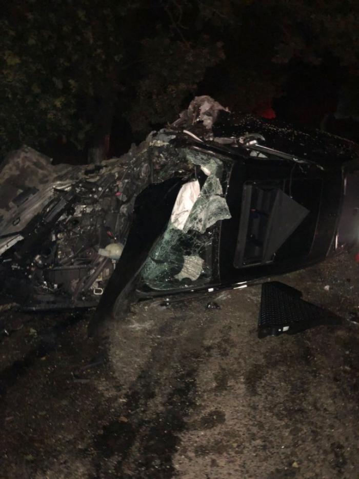 Accident teribil la Negureni, în Constanţa. Un BMW s-a izbit de doi copaci şi s-a răsturnat pe şosea