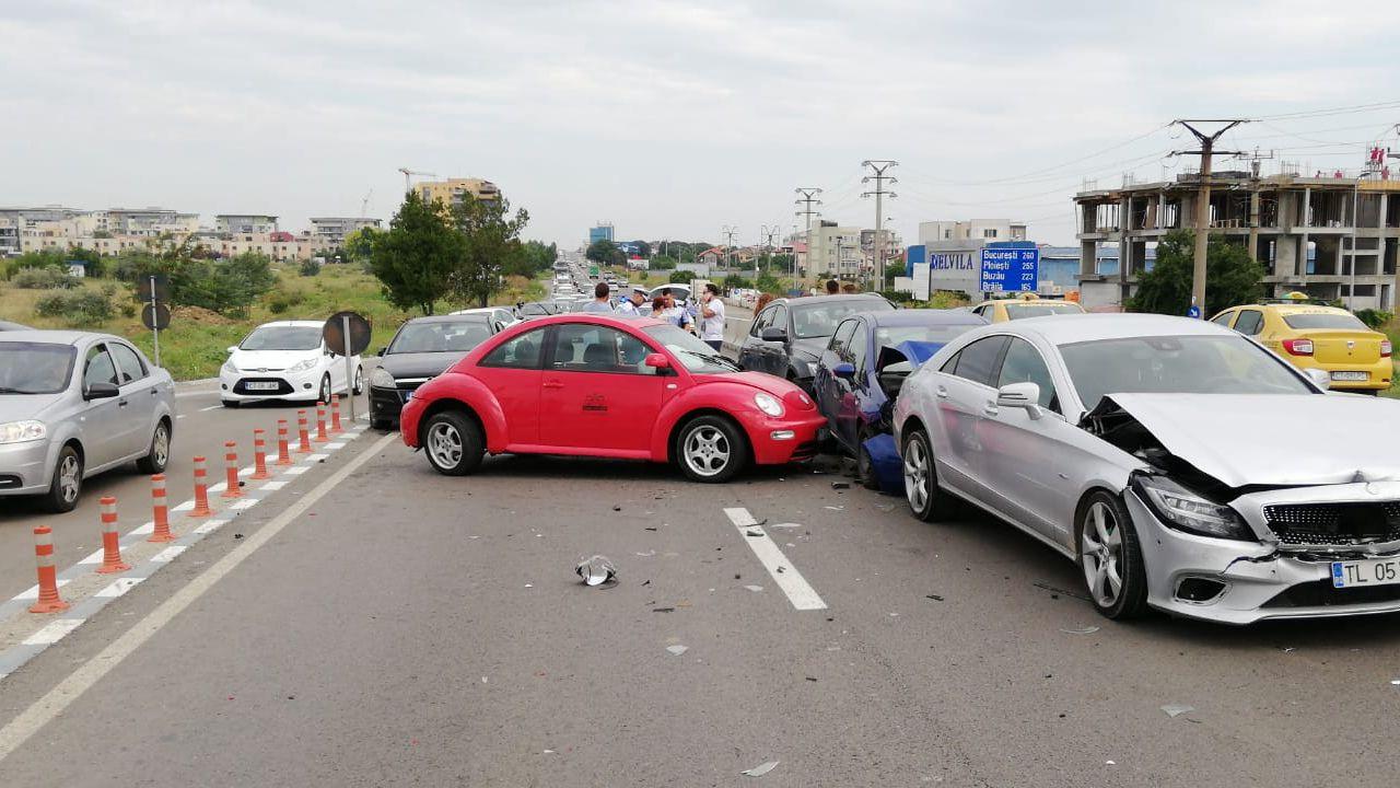 Haos pe o şosea aglomerată din Constanţa după un carambol cu şase maşini