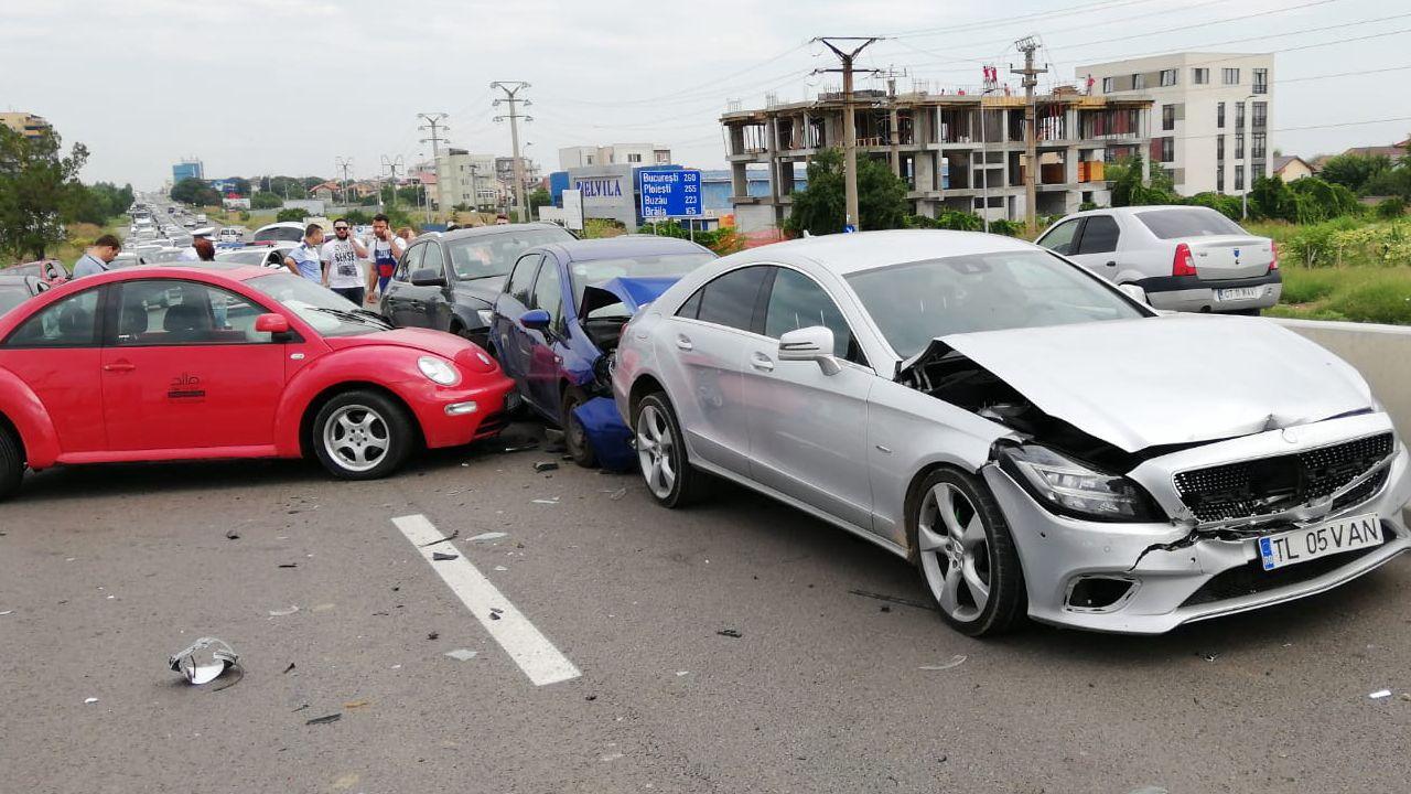 Trafic blocat pe un drum din Constanta dupa un accident cu sase masini