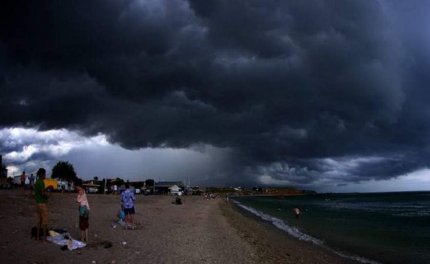 Cod portocaliu de ploi torenţiale şi vijelii în Dobrogea. Furtuni puternice pe litoral, până mâine la ora 21.00