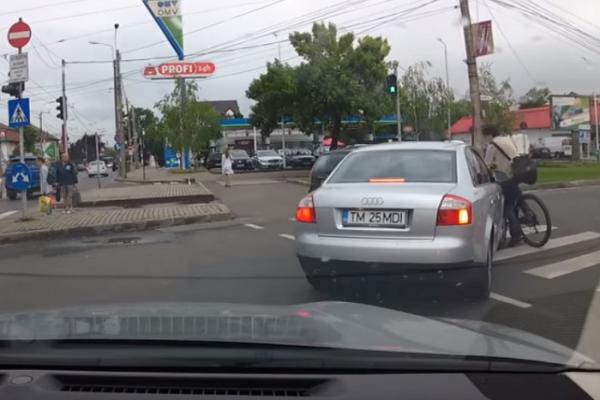 Imagini şocante la Timişoara. Un biciclist e lovit de o maşină, pe trecerea de pietoni, apoi şoferul îl urmăreşte trotuar (video)