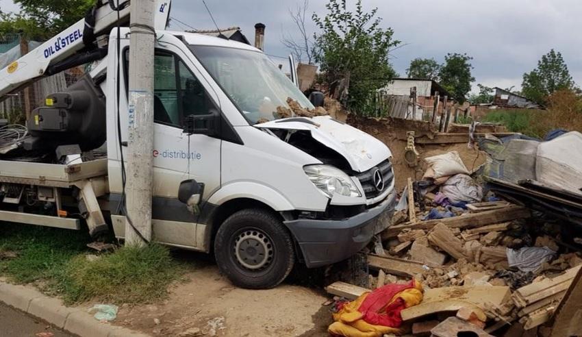 Baracă prăbuşită după ce a fost lovită de o camionetă la Arad