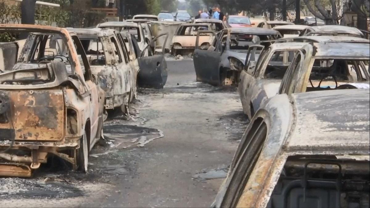 Parcare de maşini distruse de incendiile din Grecia
