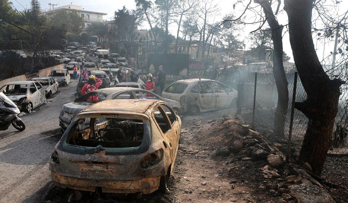Sute de maşini au fost distruse de incendiile din Grecia