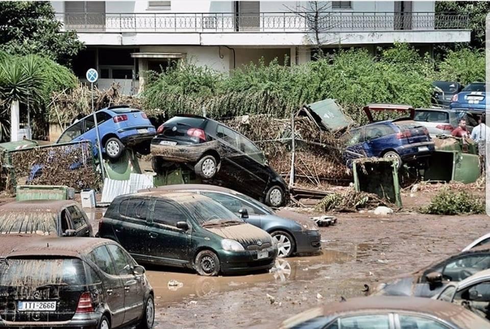 Maşini distruse de inundaţii în Grecia