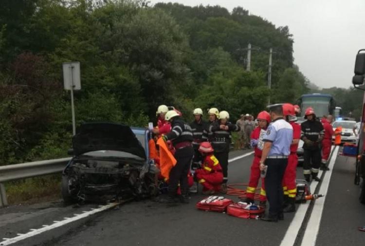 Intervenţia salvatorilor la accidentul de pe DN1, în Sibiu, produs pe raza localităţii Bradu