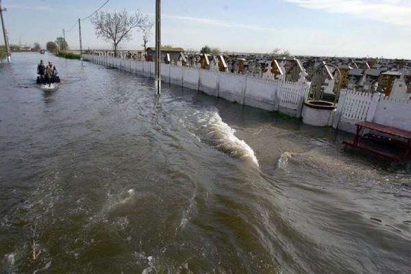 Cod galben de inundaţii în majoritatea zonelor ţării, până luni. În mai multe judeţe, va fi cod portocaliu