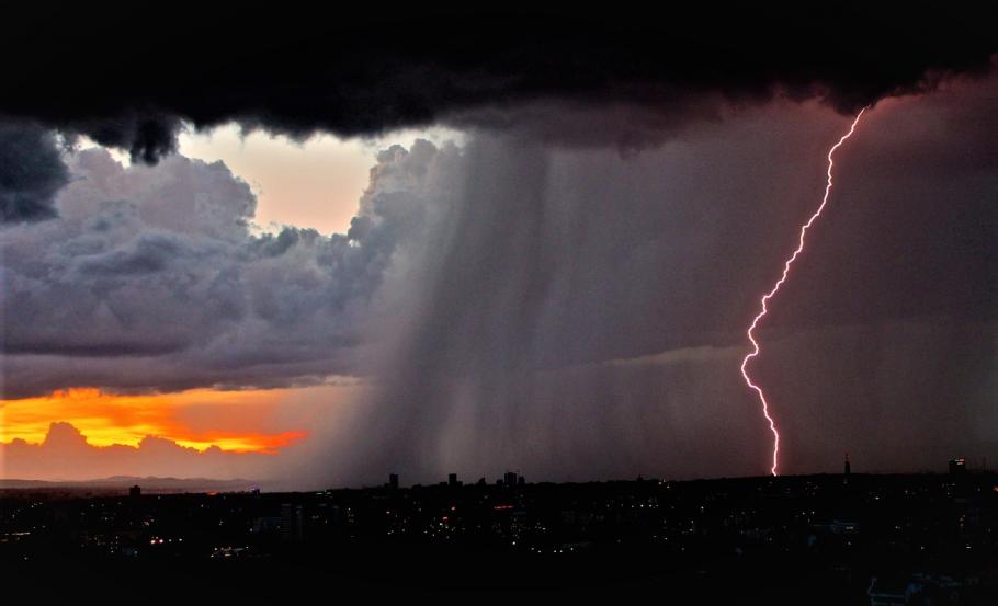 O furtună puternică loveşte oraşul Potrivit meteorologilor, până la ora 21:00, 25 de judeţe sunt vizate de această avertizare