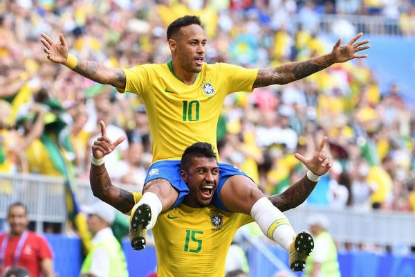 Neymar și Paulinho la meciul Braziliei cu Mexicul
