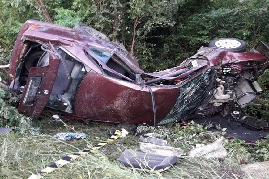 Accident teribil pe Şoseaua Morţii. Un tânăr de 19 ani a făcut praf un BMW, după ce s-a izbit de un cap de pod pe DN6