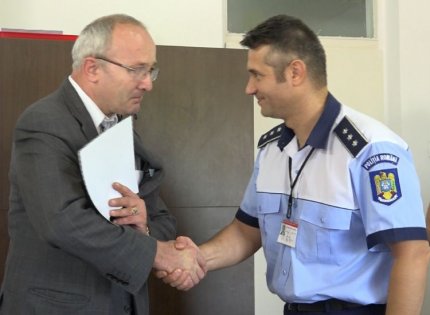 Un bărbat din Hunedoara şi-a predat permisul de conducere şi a fost premiat de poliţişti