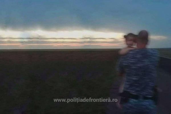 O fetiţă de trei ani înţepată de albine, în şoc anafilactic, a fost dusă în braţe câţiva kilometri, în Constanţa, drumul fiind impracticabil pentru ambulanţă
