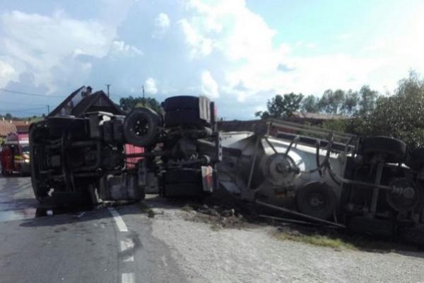 O cisternă plină cu ciment s-a răsturnat pe DN1. Traficul în zonă este complet blocat
