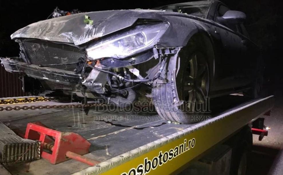 Un tânăr botoşănean a adormit la volan şi s-a izbit violent de un stâlp, la câţiva metri de casă. Se întorcea de la muncă, din Marea Britanie