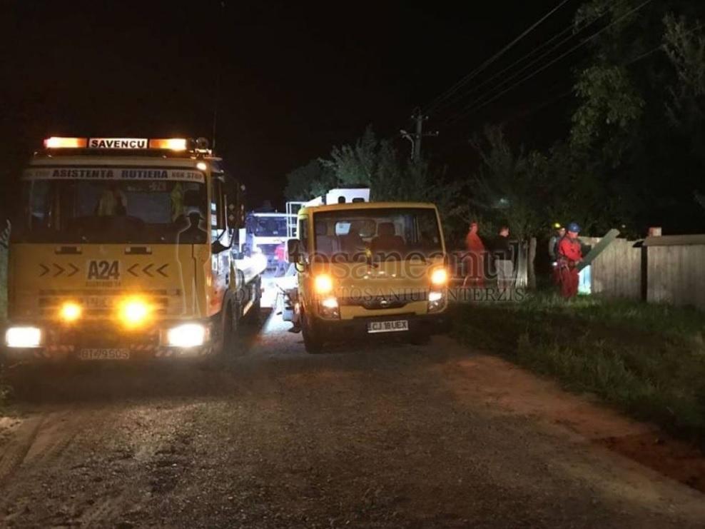 Un tânăr botoşănean a adormit la volan şi s-a izbit violent de un stâlp, la câţiva metri de casă. Se întorcea de la muncă, din Marea Britanie