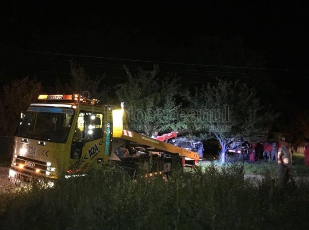 Un tânăr botoşănean a adormit la volan şi s-a izbit violent de un stâlp, la câţiva metri de casă. Se întorcea de la muncă, din Marea Britanie