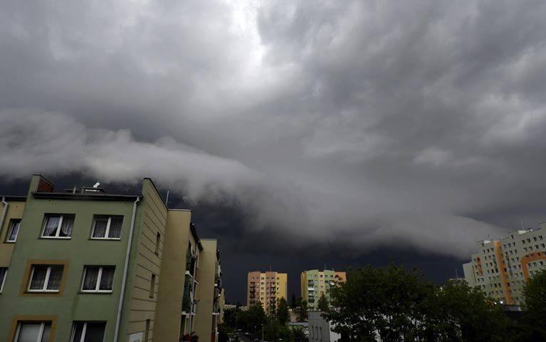 Alertă meteo de fenomene periculoase cu efect imediat. Furtuni puternice lovesc mai multe judeţe în următoarea jumătate de oră