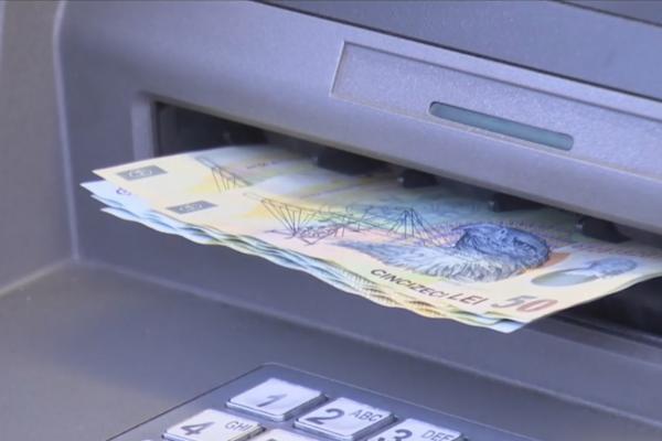 Bani într-un bancomat