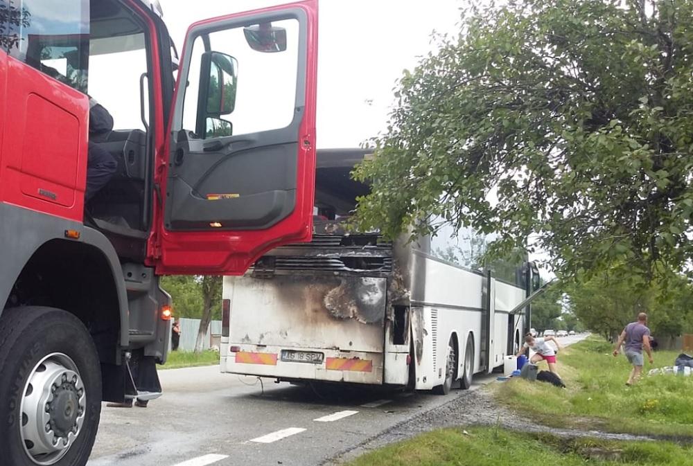 Autocar care transporta zeci de copii, făcut scrum după ce a luat foc pe o şosea din Gorj