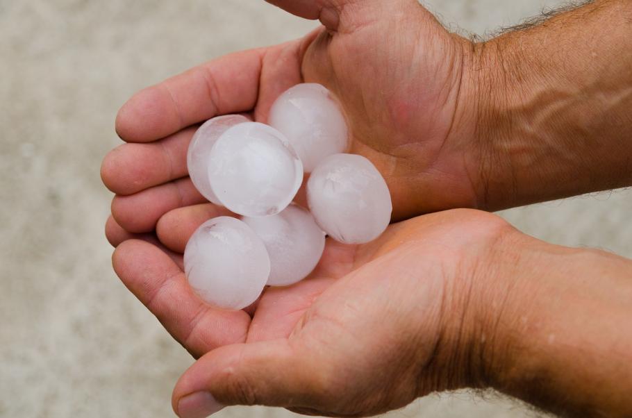 Alertă meteo cu efect imediat. O furtună puternică loveşte 11 judeţe