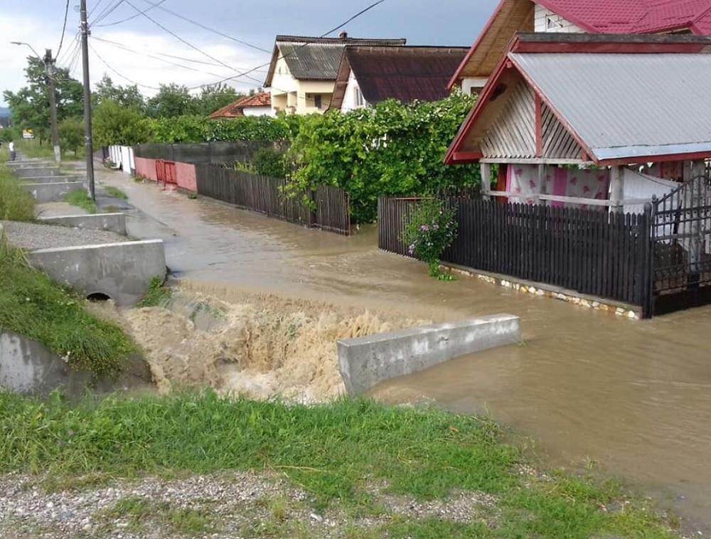 Curţi inundate în urma unei viituri în Argeş