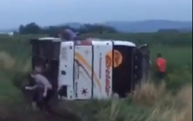 Autocarul răsturnat la Dărmănești, județul Suceava