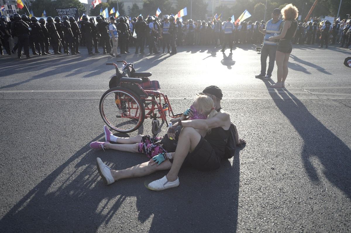 Procurorii militari au deschis un dosar penal privind intervenţia jandarmilor în Piaţa Victoriei