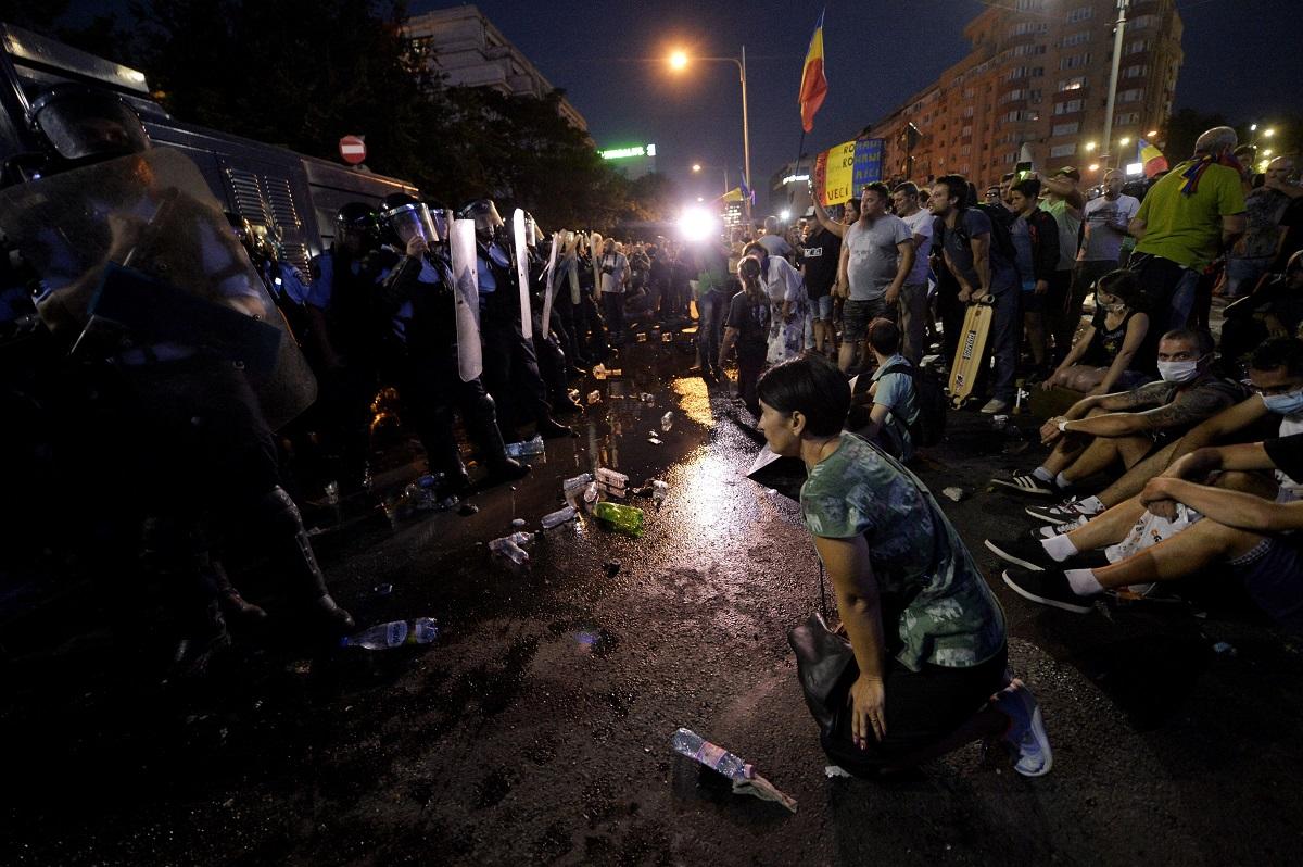 Geamuri sparte, incendii pe stradă şi arme furate. Un pistol furat de la jandarmi este în continuare de negăsit