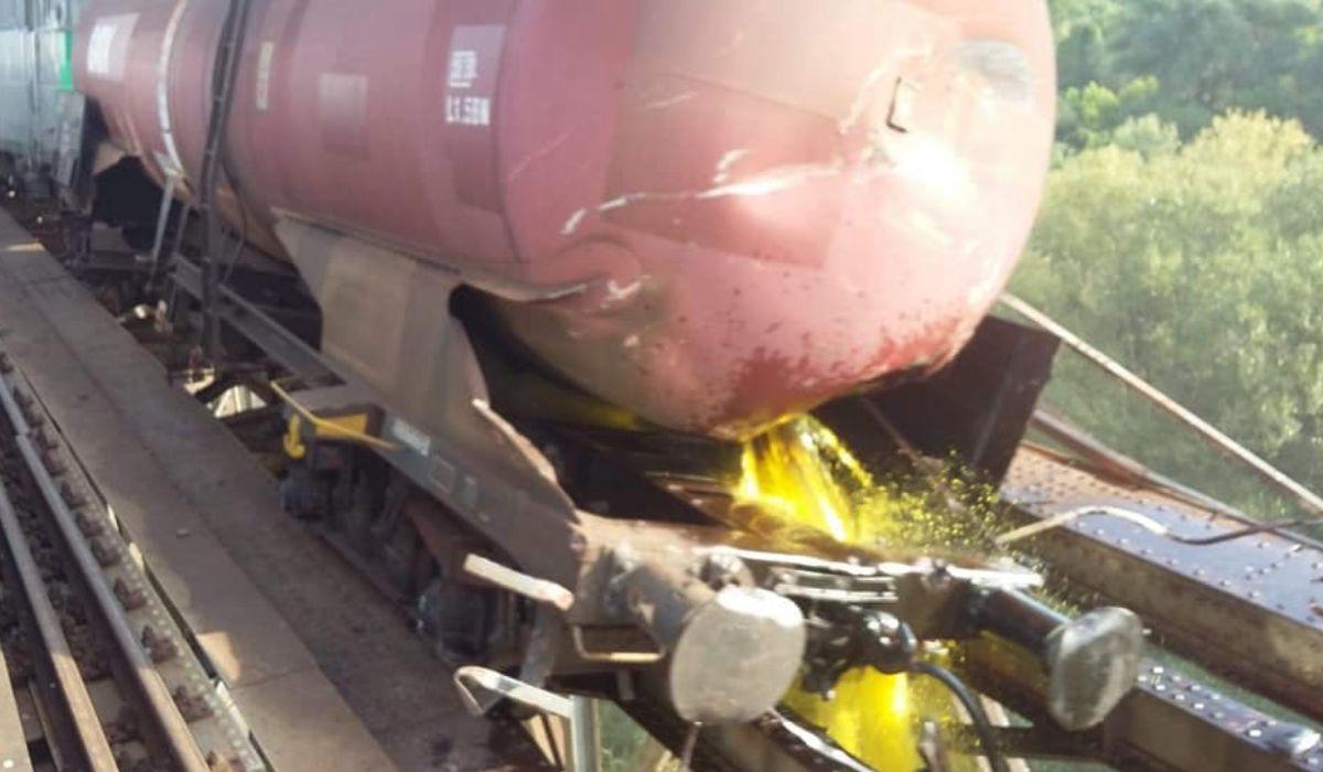 Un tren încărcat cu biodiesel s-a răsturnat de pe un pod în Craiova