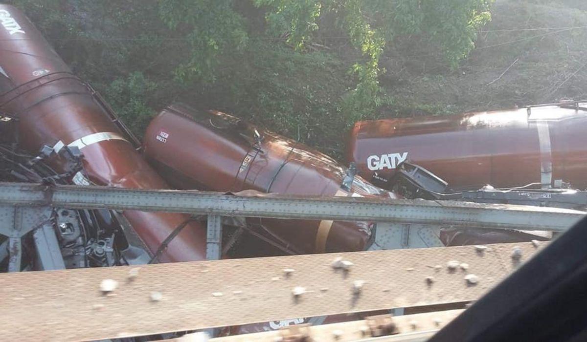 Un tren încărcat cu biodiesel s-a răsturnat de pe un pod în Craiova