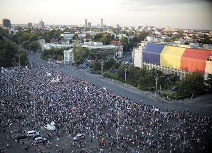 Mii de persoane, protest în faţa Guvernului