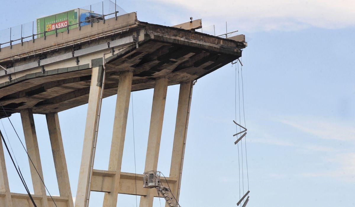 Un camion a ramas suspendat pe podul prabusit de la Genova