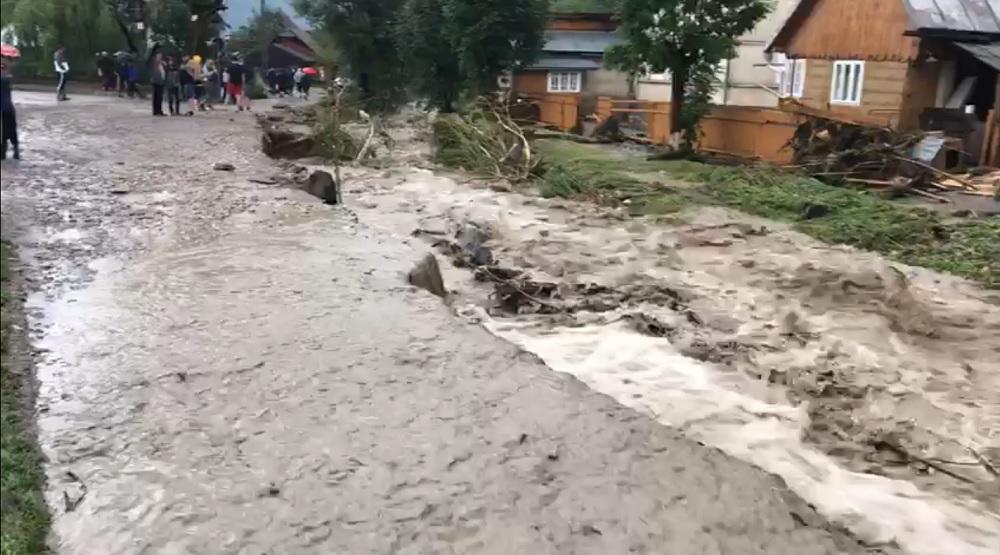 Viitură pe străzile din Câmpulung Moldovenesc