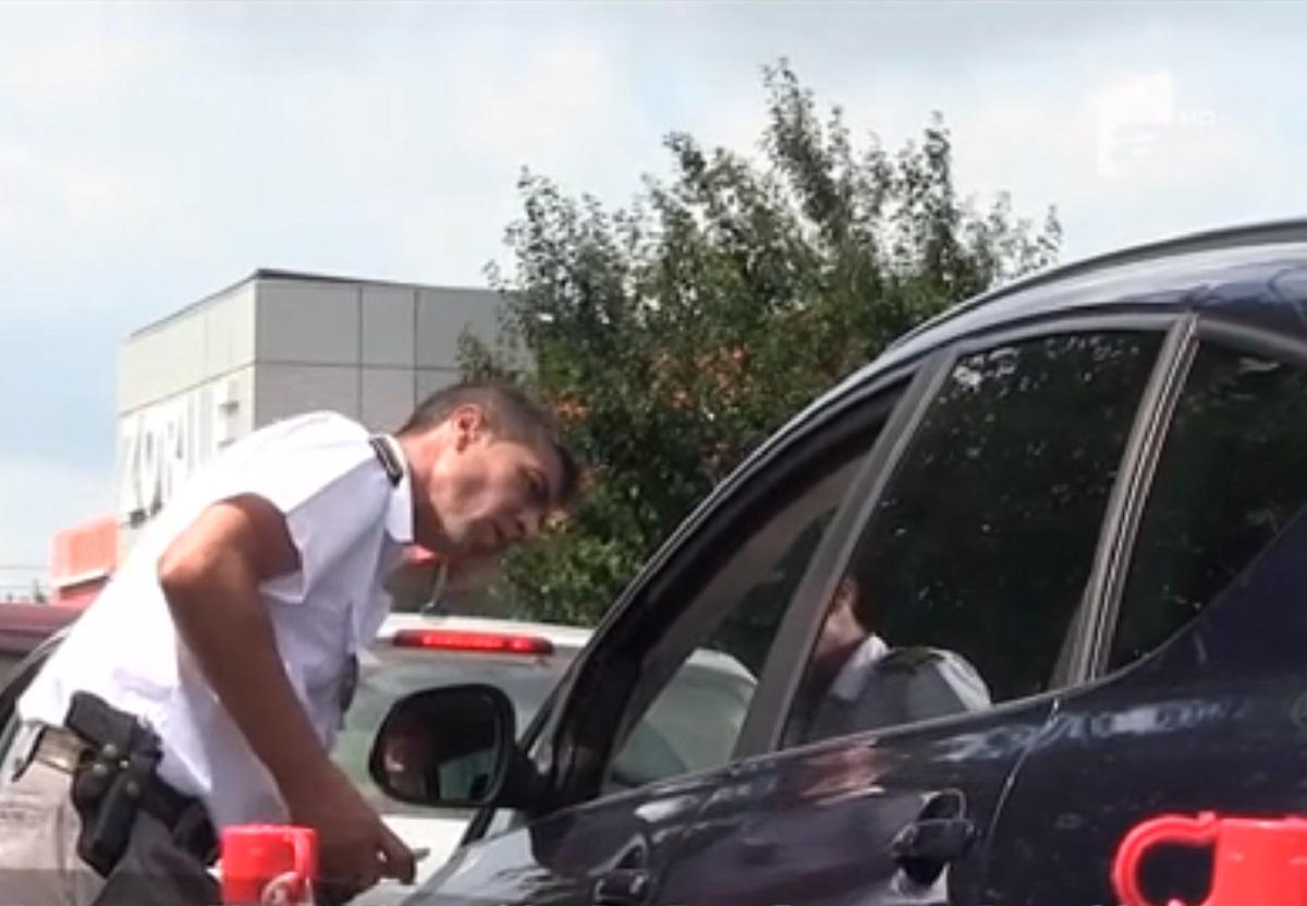 Un copil a fost găsit, de polițiștii de frontieră, ascuns sub bancheta unui microbuz