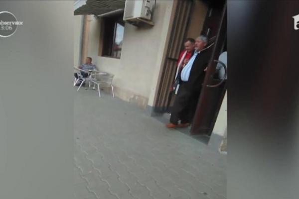 Preot ieşit la pensie, filmat în timp ce nu putea sta în picioare din cauza beţiei
