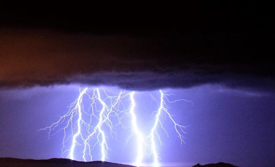 Alertă meteo cu efect imediat, furtuni puternice lovesc acum 14 judeţe Alertă cu efect imediat de fenomene meteo periculoase