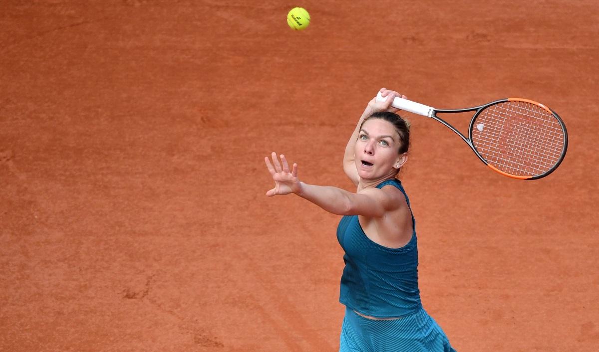 Simona Halep servește în cursul unui meci de tenis